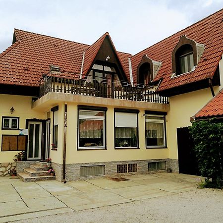 Révész Vendégház Harkány Esterno foto