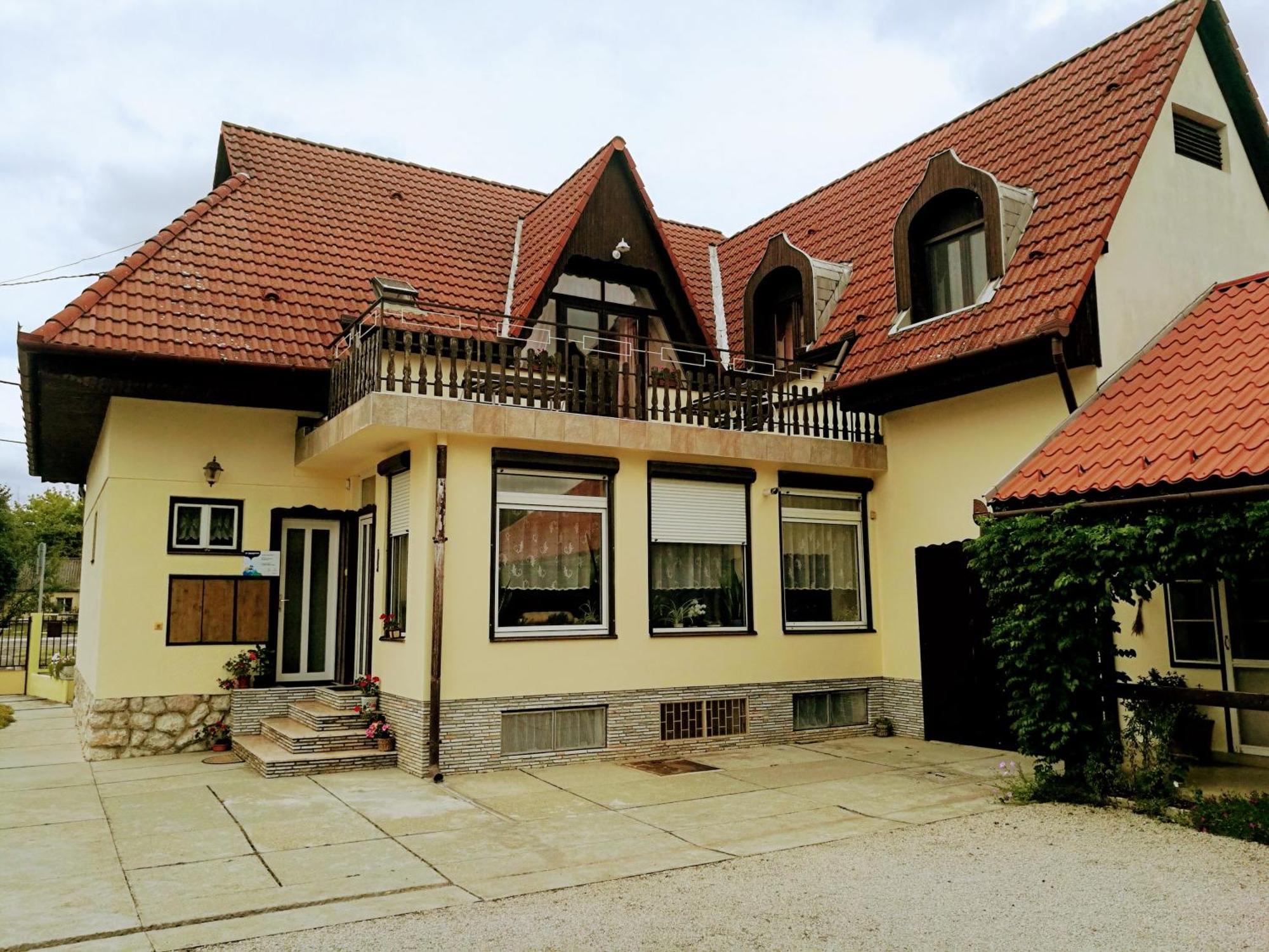 Révész Vendégház Harkány Esterno foto